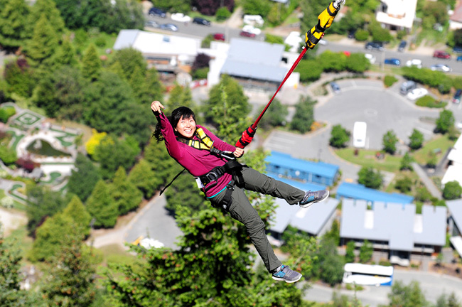 the ledge bungy | 10 Day Guide to South Island New Zealand with Contiki.