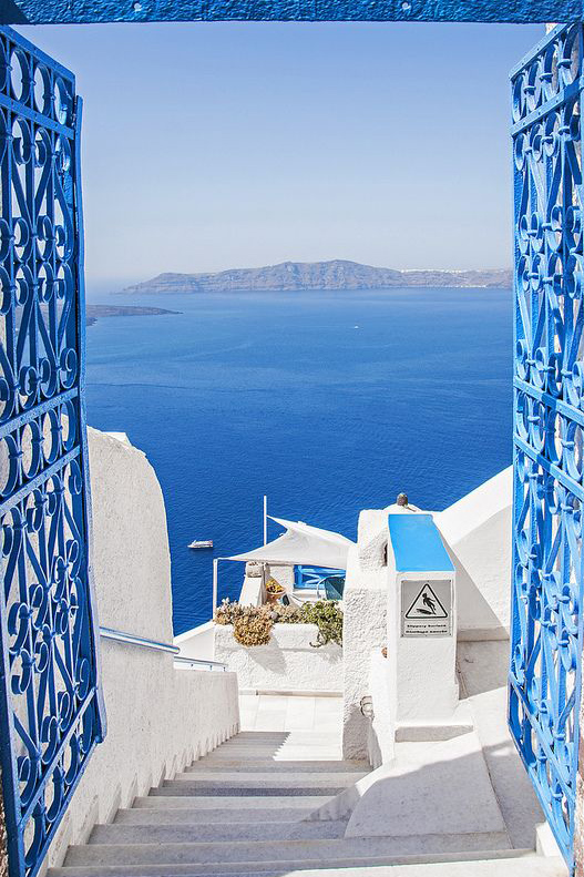 Treat Yo Self // Oia Santorini Greece.