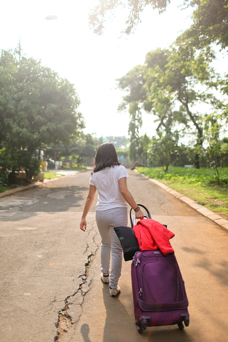 Travel Light with the Lo and Sons Seville Laptop Tote - has removable shells and a lot of pockets for organization // localadventurer.com