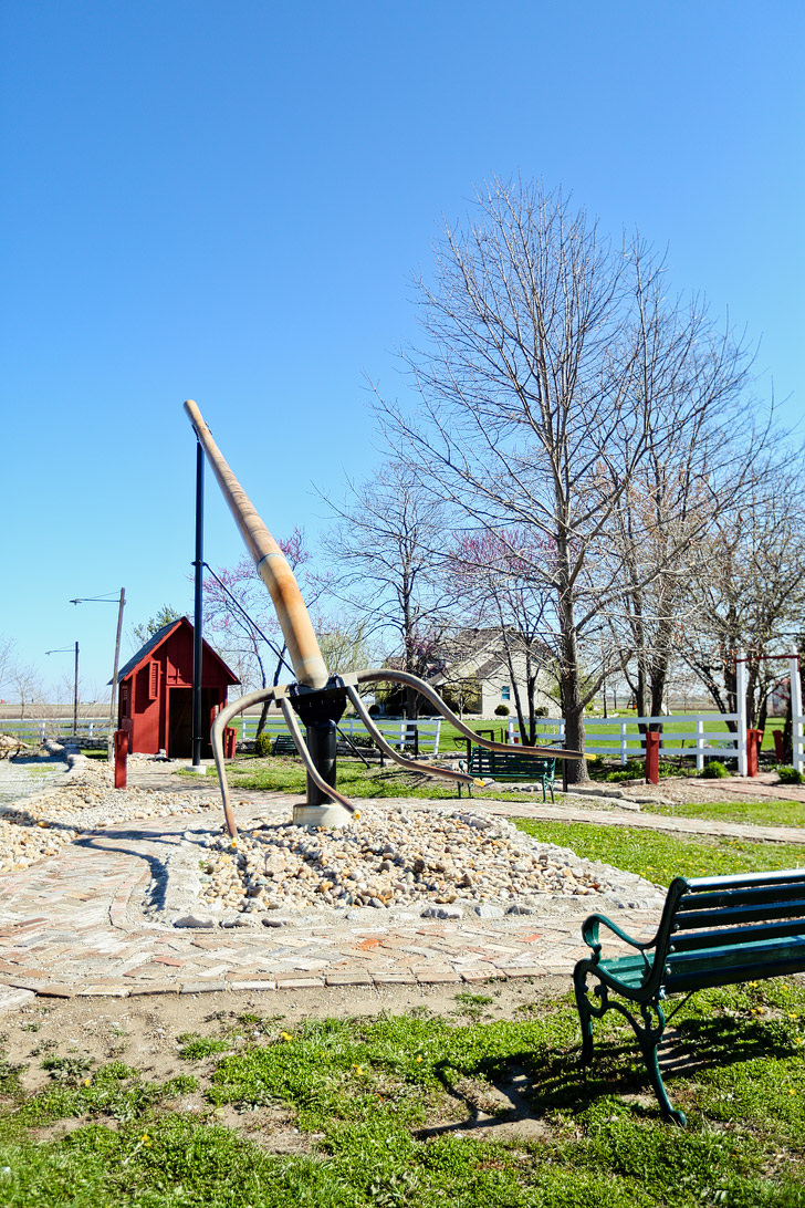 World's Largest Pitchfork in Casey IL #BigThingsInASmallTown // localadventurer.com