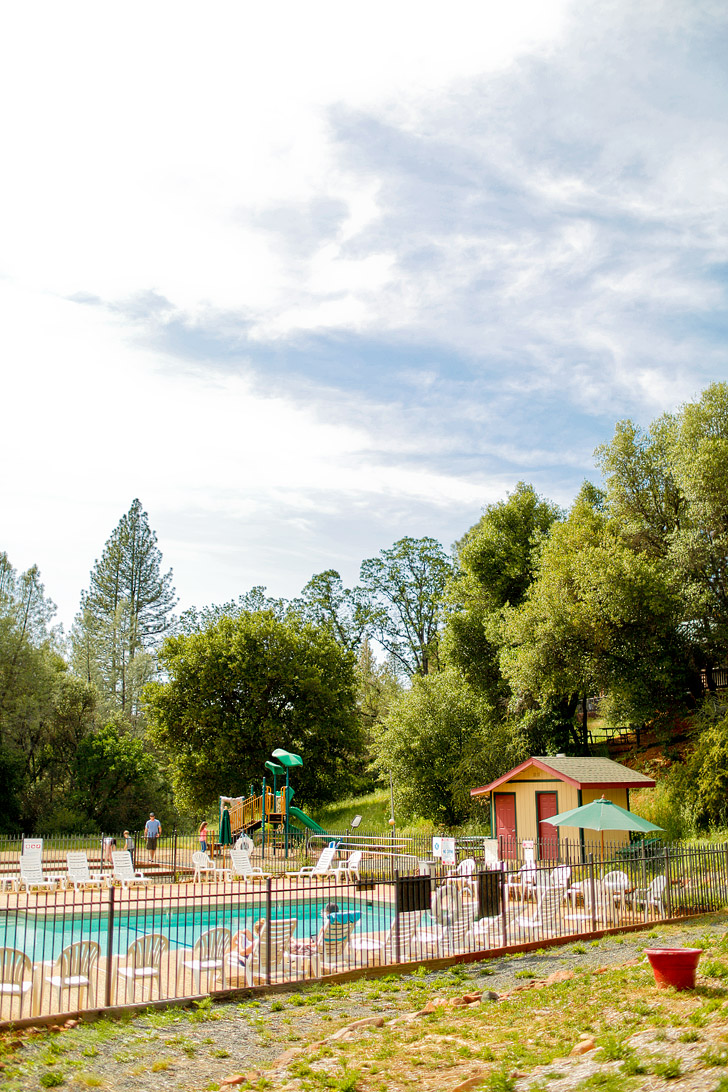 Yosemite Pines RV Resort & Family Lodging near the West Entrance of Yosemite National Park - Where to Stay near Yosemite National Park // localadventurer.com