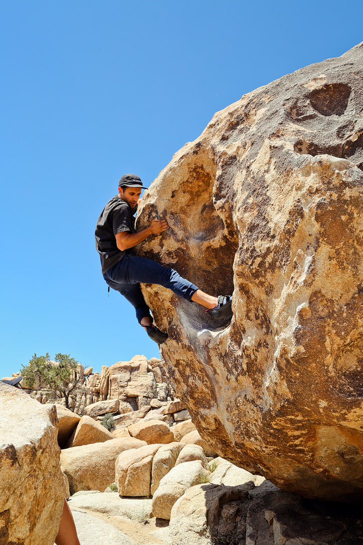 V0 Dino's Egg Joshua Tree Bouldering // localadventurer.com