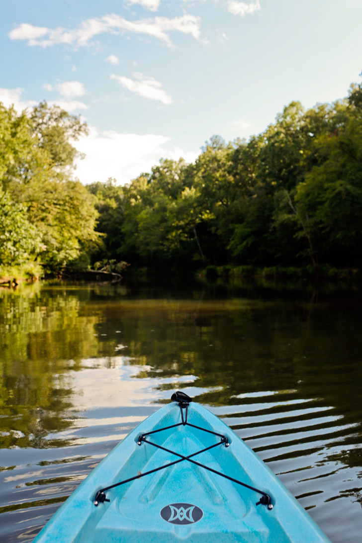 Kayaking through the Set of Mockingjay at Sweetwater Creek State Park - State Parks near Atlanta Georgia // localadventurer.com