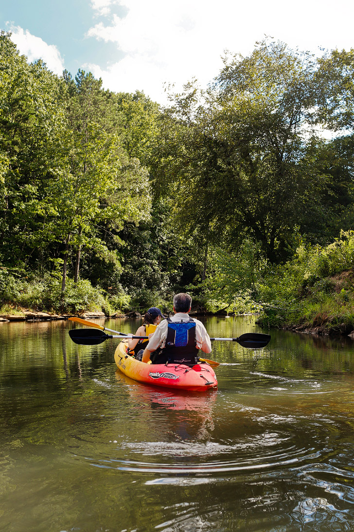 Kayaking through the Set of Mockingjay at Sweetwater Creek State Park - State Parks near Atlanta Georgia // localadventurer.com