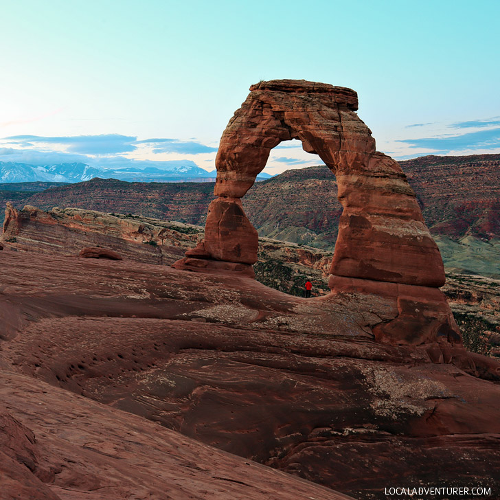 Sunrise at Delicate Arch Arches National Park Utah - Best time to enjoy it without the crowds // localadventurer.com