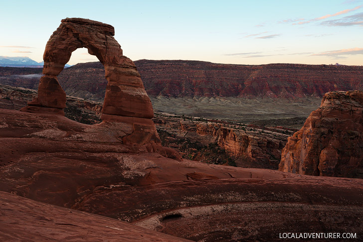 Hiking to Delicate Arch Arches National Park // localadventurer.com