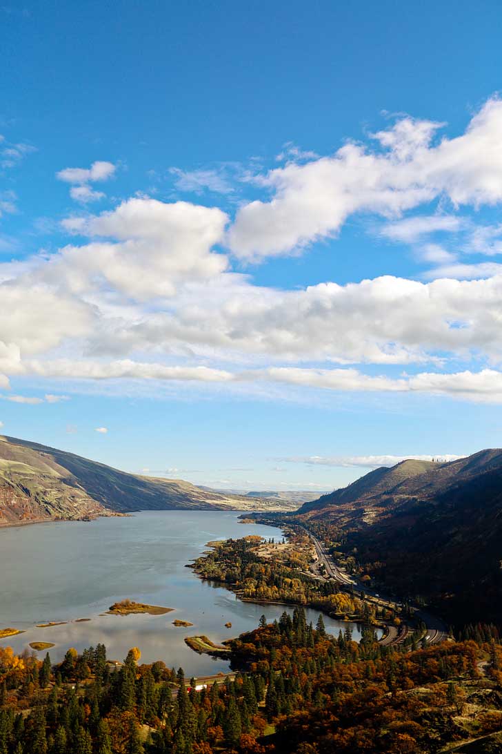 Rowena Crest Viewpoint - an hour and a half east of Portland, Oregon // localadventurer.com