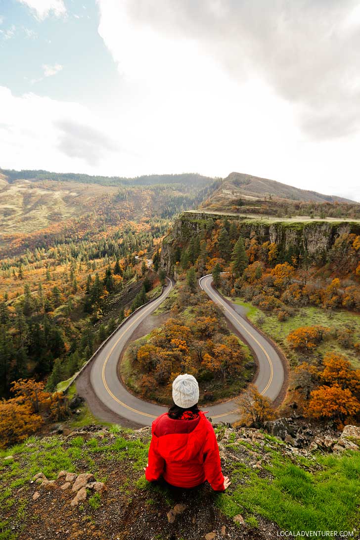 Rowena Crest Viewpoint in Oregon - 1 1/2 hours east of Portland along the Columbia Gorge // localadventurer.com