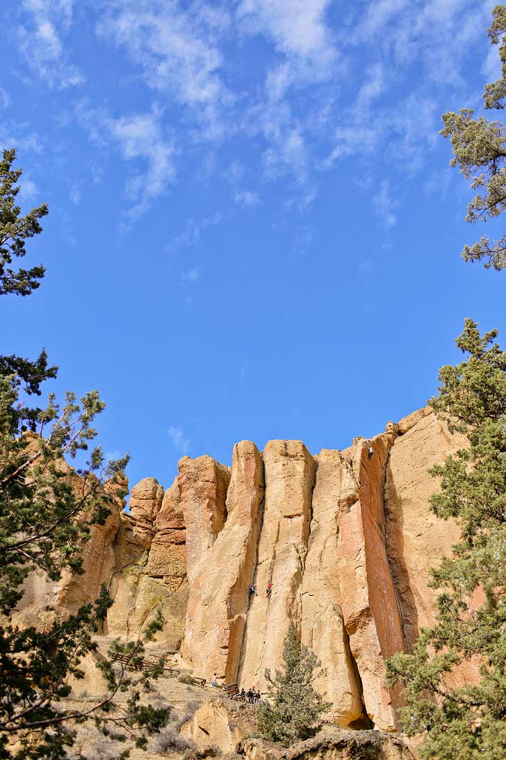 Smith Rock Rock Climbing - Smith is one of the most popular climbing destinations in Oregon and the US. It has around 2000 climbing routes, but also plenty of activities even if you don’t climb // localadventurer.com