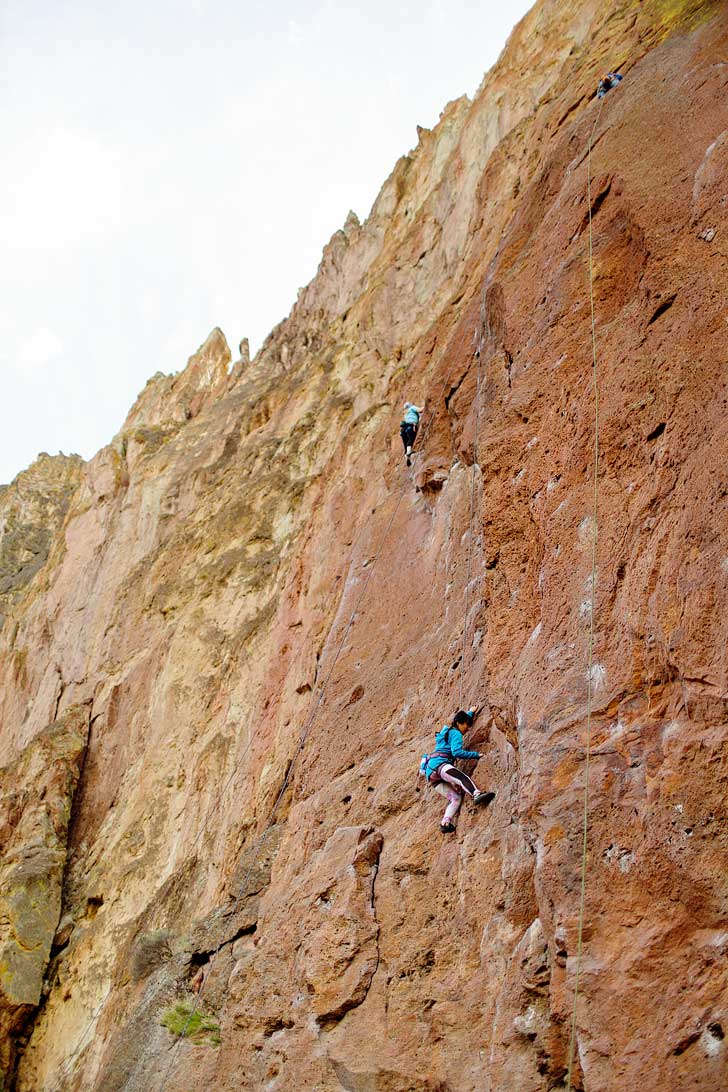 JT's Route Smith Rock Rock Climbing 5.10b - Smith is one of the most popular climbing destinations in Oregon and the US. It has around 2000 climbing routes, but also plenty of activities even if you don’t climb // localadventurer.com