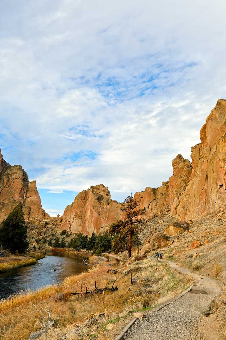 Smith Rock State Park Hiking - Smith Rock in Oregon is a great place to go rock climbing. It’s the birthplace of sport climbing in the US, but also offers great hikes with scenic views. See the ultimate guide to the park here // localadventurer.com