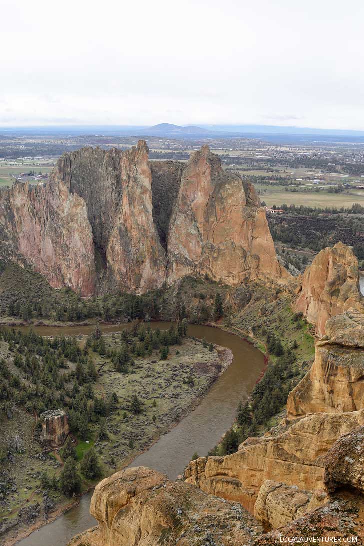 Misery Ridge Trail Loop Smith Rock State Park Oregon - Smith Rock in Oregon is a great place to go rock climbing. It’s the birthplace of sport climbing in the US, but also offers great Oregon Hikes. See the ultimate guide to the park here // localadventurer.com