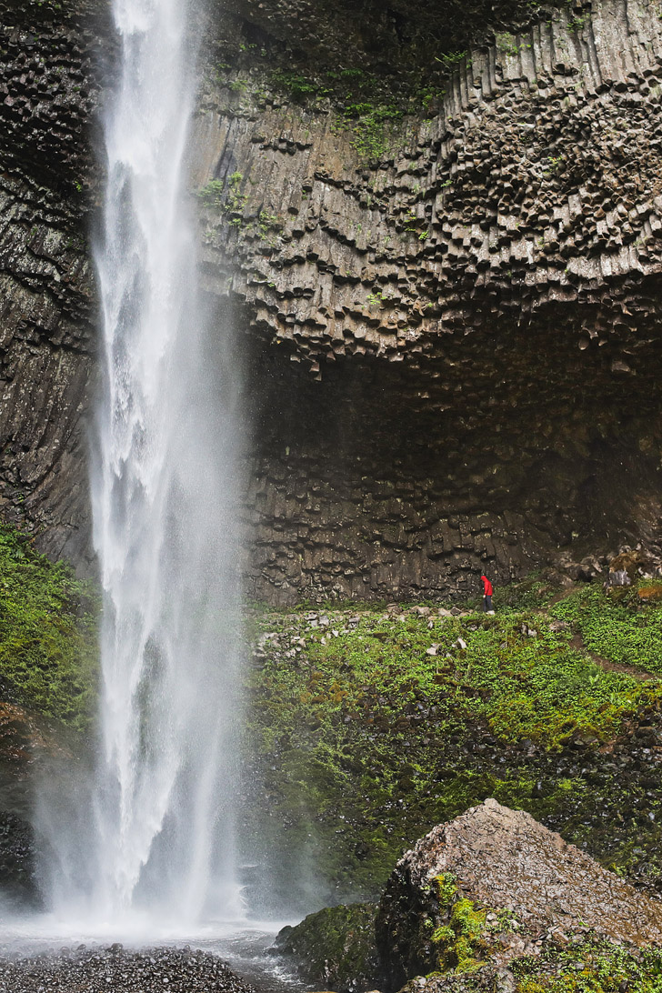 Basalt Columns in Oregon at Latourell Falls + 9 Reasons Why Oregon is the Iceland of America // localadventurer.comBasalt Columns in Oregon at Latourell Falls + 9 Reasons Why Oregon is the Iceland of America // localadventurer.com