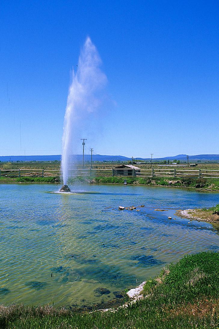 Old Perpetual Geyser in Oregon + 9 Reasons Why Oregon is the Iceland of America // localadventurer.com