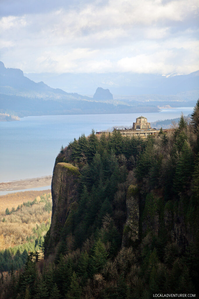Crown Point Vista House + How to Find the Best Views in Portland Oregon // localadventurer.com