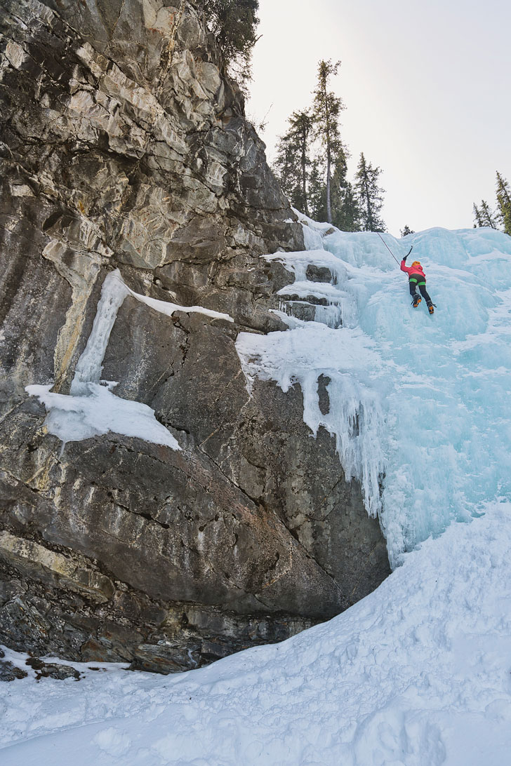 Want to know how to ice climb? Check out our Introduction to Ice Climbing. Photo: Edge of the World, Jasper National Park, Alberta, Canada // Local Adventurer #jasper #iceclimbing