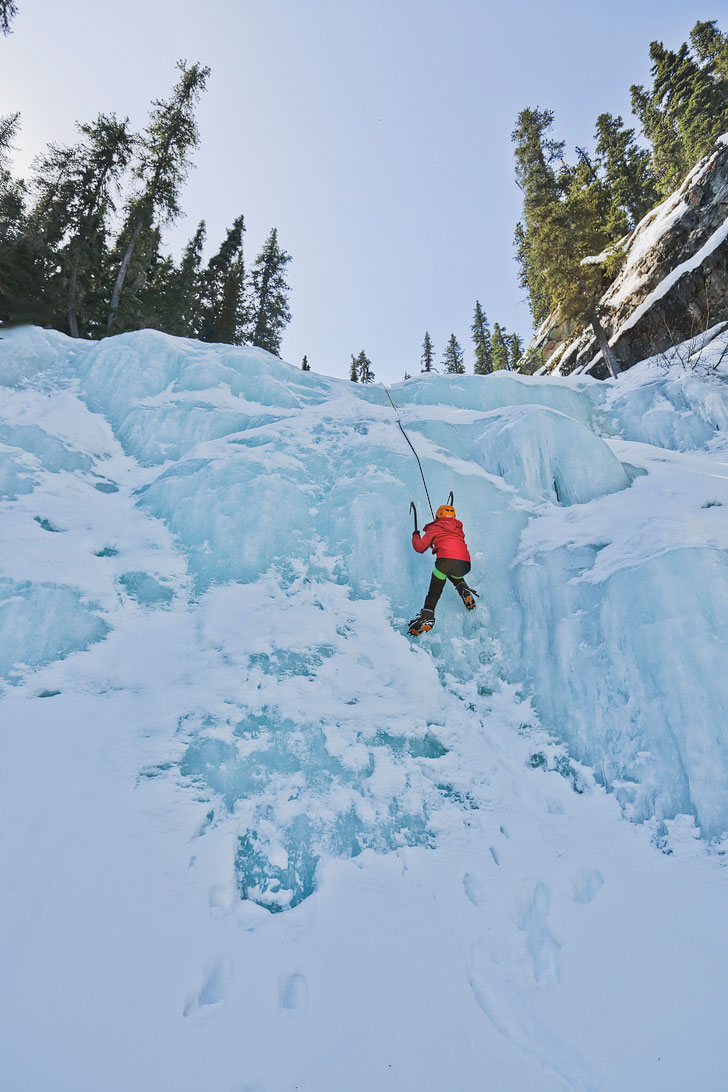 Want to learn how to ice climb? Check out our Introduction to Ice Climbing. Photo: Edge of the World, Jasper National Park, Alberta, Canada // Local Adventurer #jasper #iceclimbing