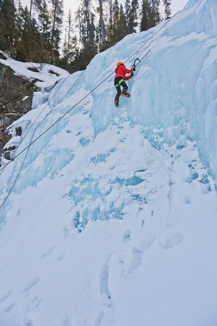 Want to learn how to ice climb? Check out our Introduction to Ice Climbing. Photo: Edge of the World, Jasper National Park, Alberta, Canada // Local Adventurer #jasper #iceclimbing