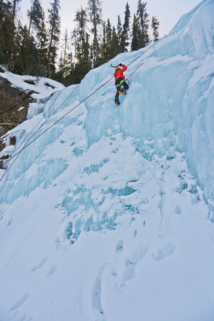 Want to learn how to ice climb? Check out our Introduction to Ice Climbing. Photo: Edge of the World, Jasper National Park, Alberta, Canada // Local Adventurer #jasper #iceclimbing