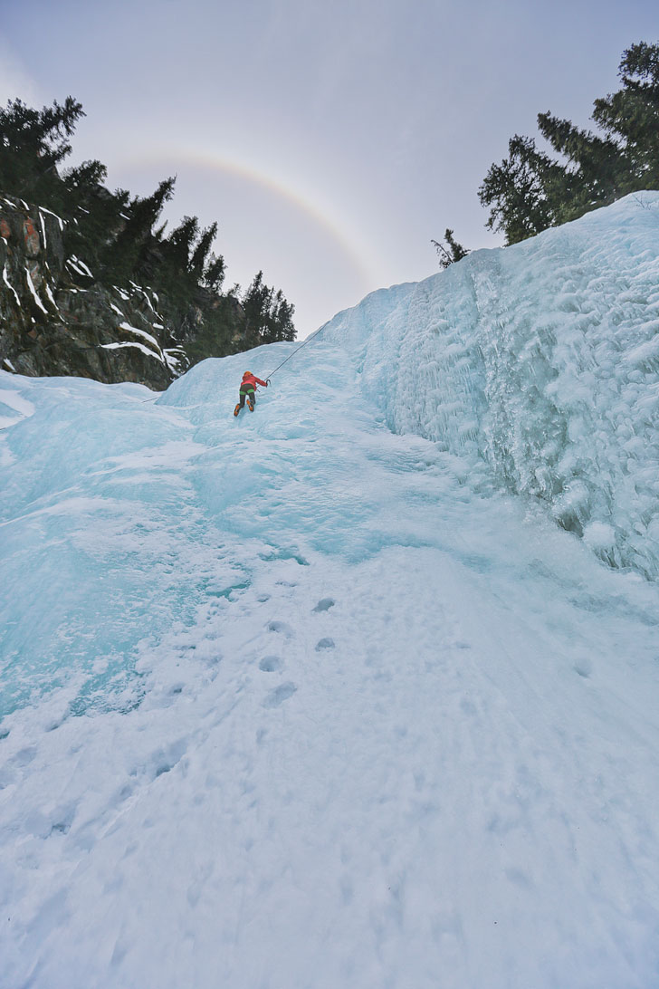 Want to learn how to ice climb? Check out our Introduction to Ice Climbing. Photo: Edge of the World, Jasper National Park, Alberta, Canada // Local Adventurer #jasper #iceclimbing