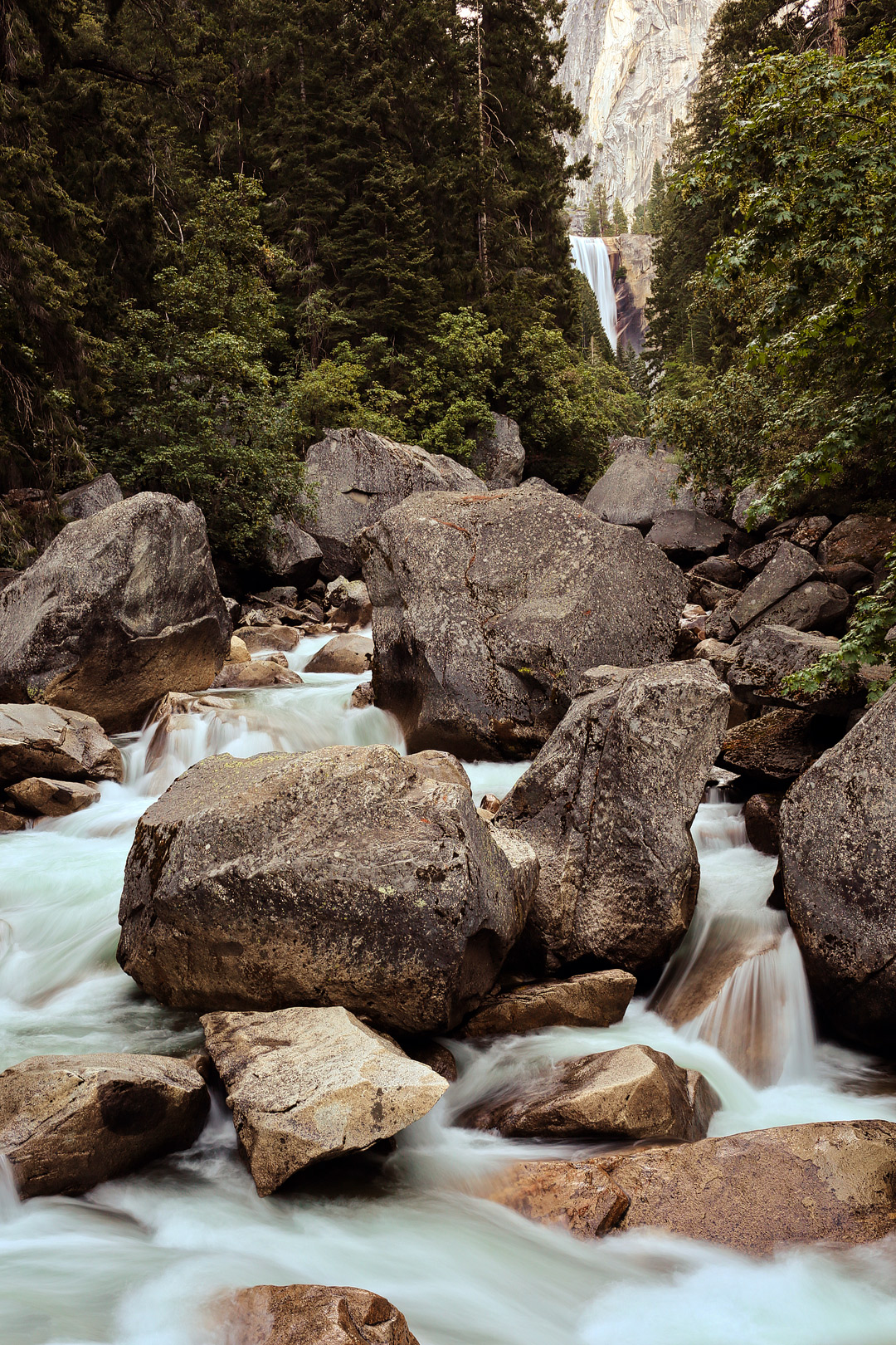 11 Best Hiking Trails in Yosemite - Mist Trail Yosemite | localadventurer.com