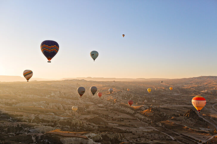 Hot air baloons over horizon