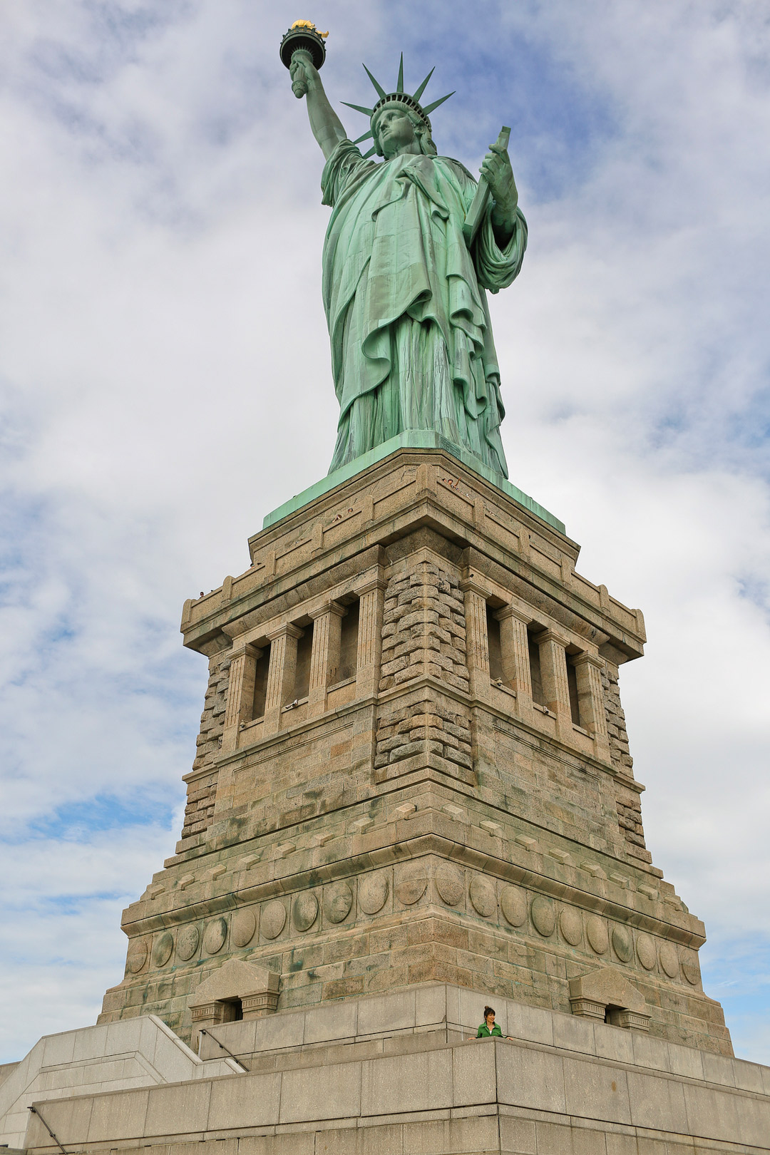 Statue of Liberty National Monument, Liberty Island + Did you know that when you count up all national parks in the us, the total is over 400? Save this pin and click through to check out a comprehensive guide on the 11 national parks in new york city, like the Statue of Liberty National Monument and Federal Hall. These NYC monuments and statues are worth the visit! We also include a list of the best ny state parks. // Local Adventurer #seeyourcity #nycgo #nyc #iloveny #newyork #newyorkcity #visittheusa