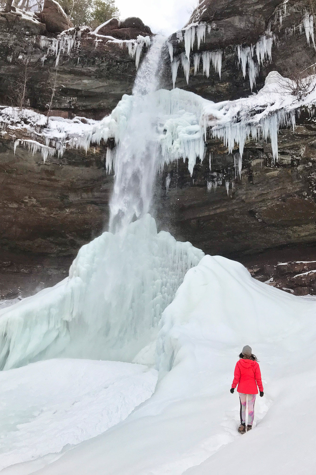Want to plan some weekend trips from NYC? You need to save this pin and click through to check out the ultimate list of weekend getaways near NYC. No matter what season you're going, it includes winter weekend getaways from nyc, favorite summertime spots for the locals, and even the best cheap getaways from nyc (Pictured here is Kaaterskill Falls in Catskills NY) // Local Adventurer #hunter #iloveny #newyork #ny #visittheusa