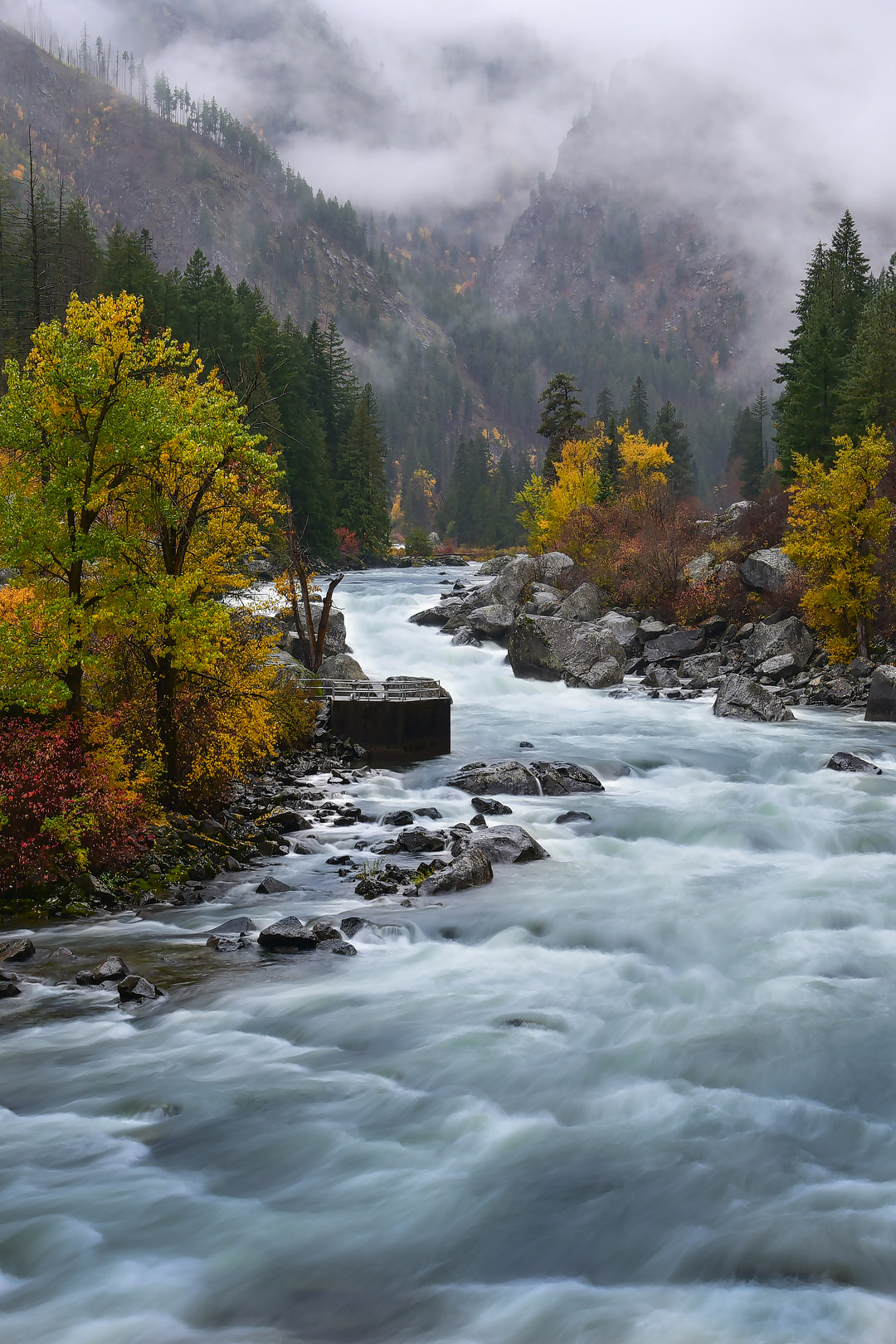 Fall in Washington State in Leavenworth + 17 Places for the Best Fall Foliage in USA // Local Adventurer #usa #travel #fall #foliage #autumn #leaves #trees #washington #wastate #leavenworth