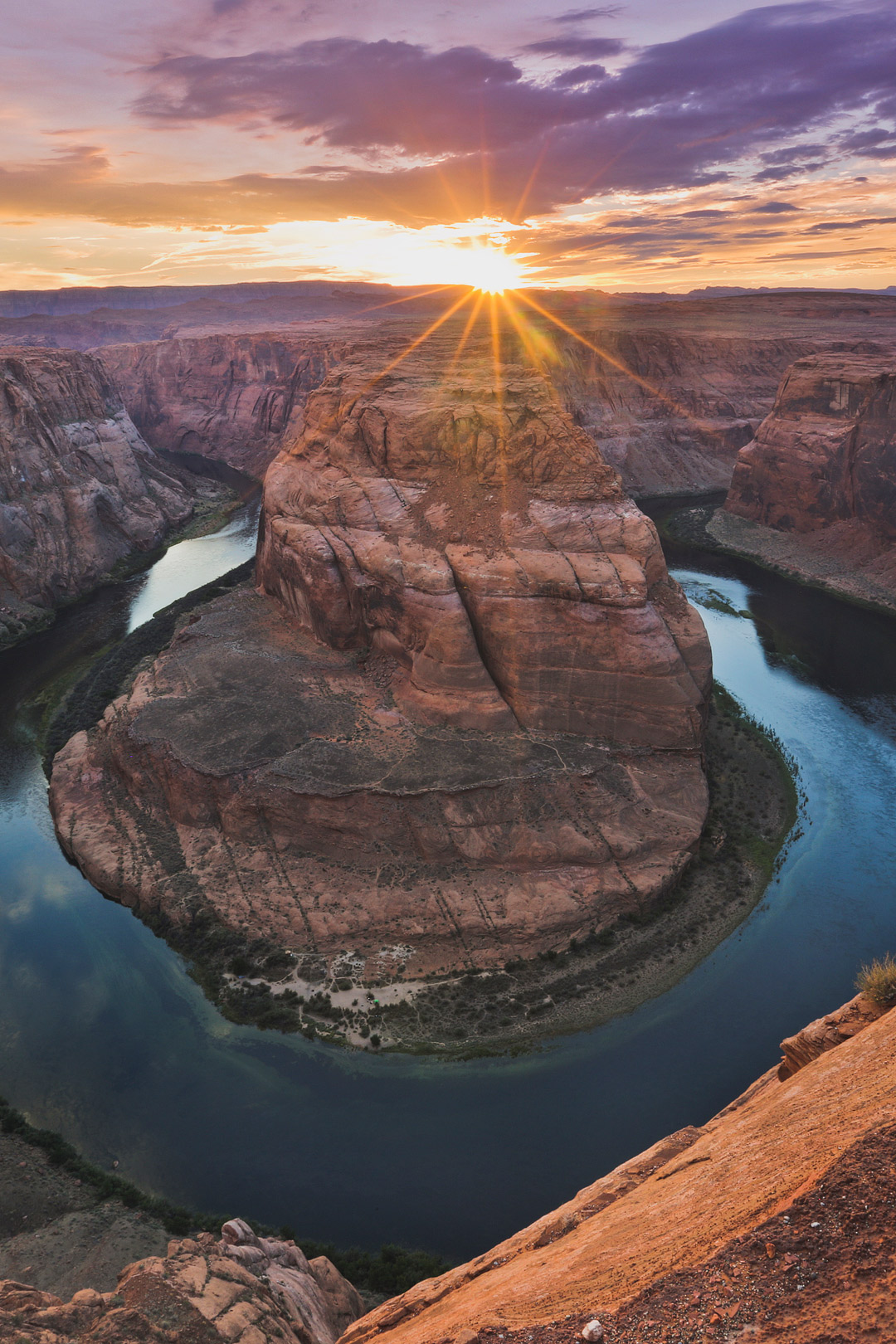Horseshoe Bend Hike + 11 Popular Lake Powell Activities You Can't Miss // Local Adventurer #usa #travel #arizona #utah #az #outdoors #hiking #lakepowell #canyon #horseshoebend