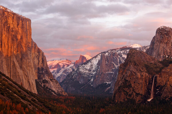 Tunnel View, Yosemite National Park, California + Your Ultimate USA Bucket List // Local Adventurer #usa #yosemite