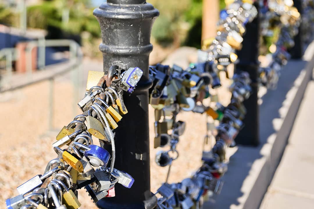 london bridge love locks